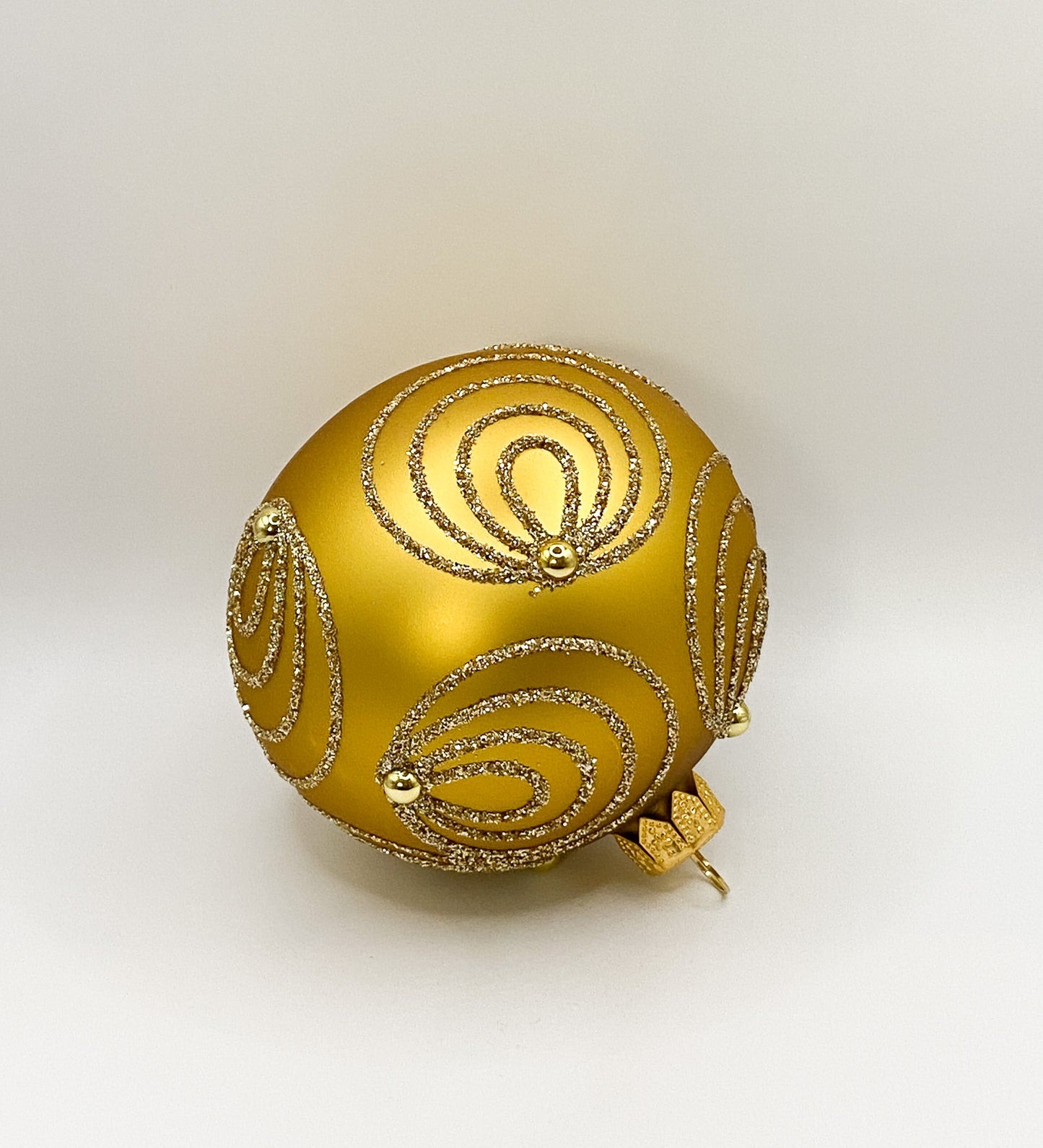Ball gold matt with curl motif