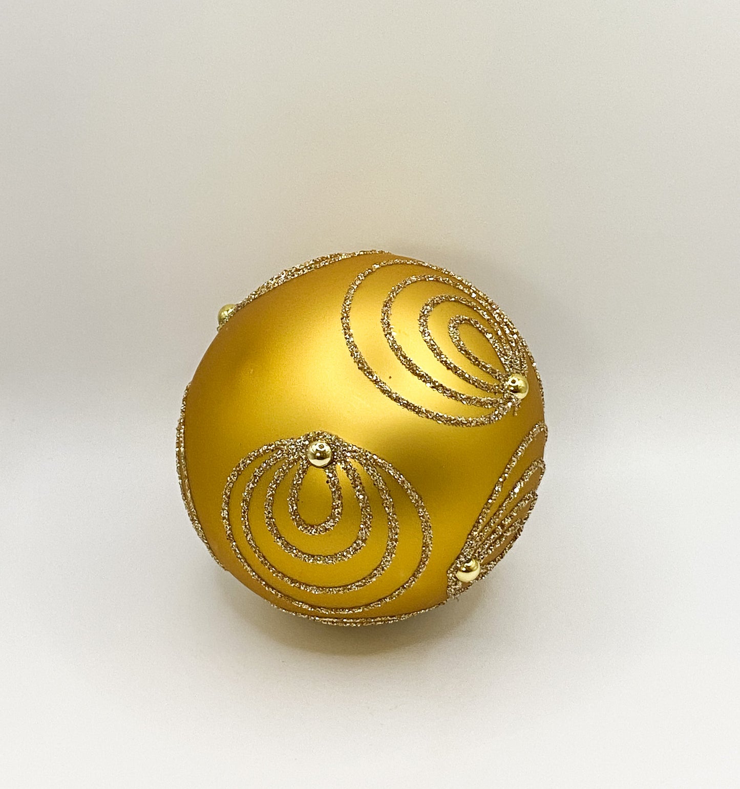 Ball gold matt with curl motif
