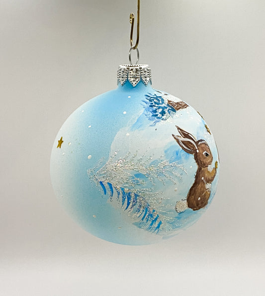 Kugel mit zwei Hasen im Schnee