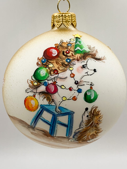 Kugel Mama Igel zeigt dem kleinen Igel die Christbaumkugeln