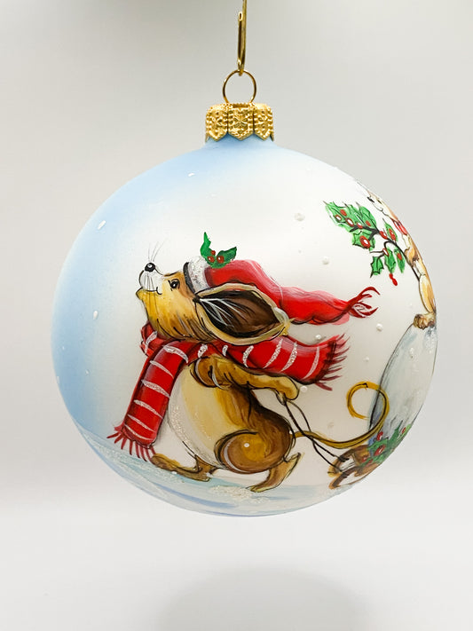 Kugel zwei Mäuse transportieren einen Schneeball