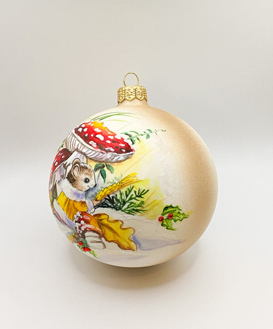 Kugel Mäusemädchen unter dem Fliegenpilz