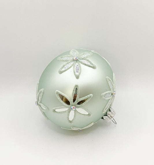 Kugel mint grün mit weissen Blüten