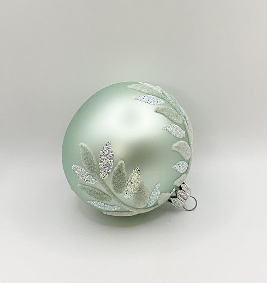 Kugel mint grün mit weissen Blättern