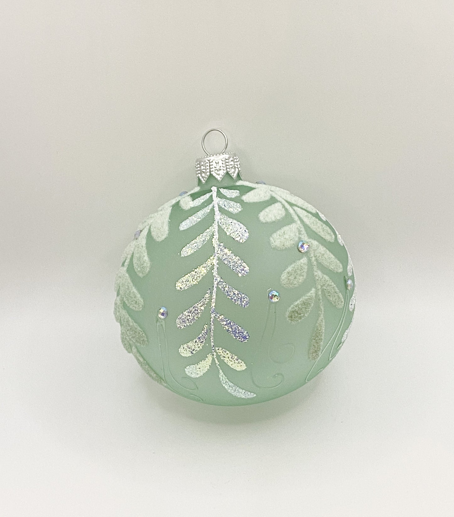 Ball mint green transparent with white leaves