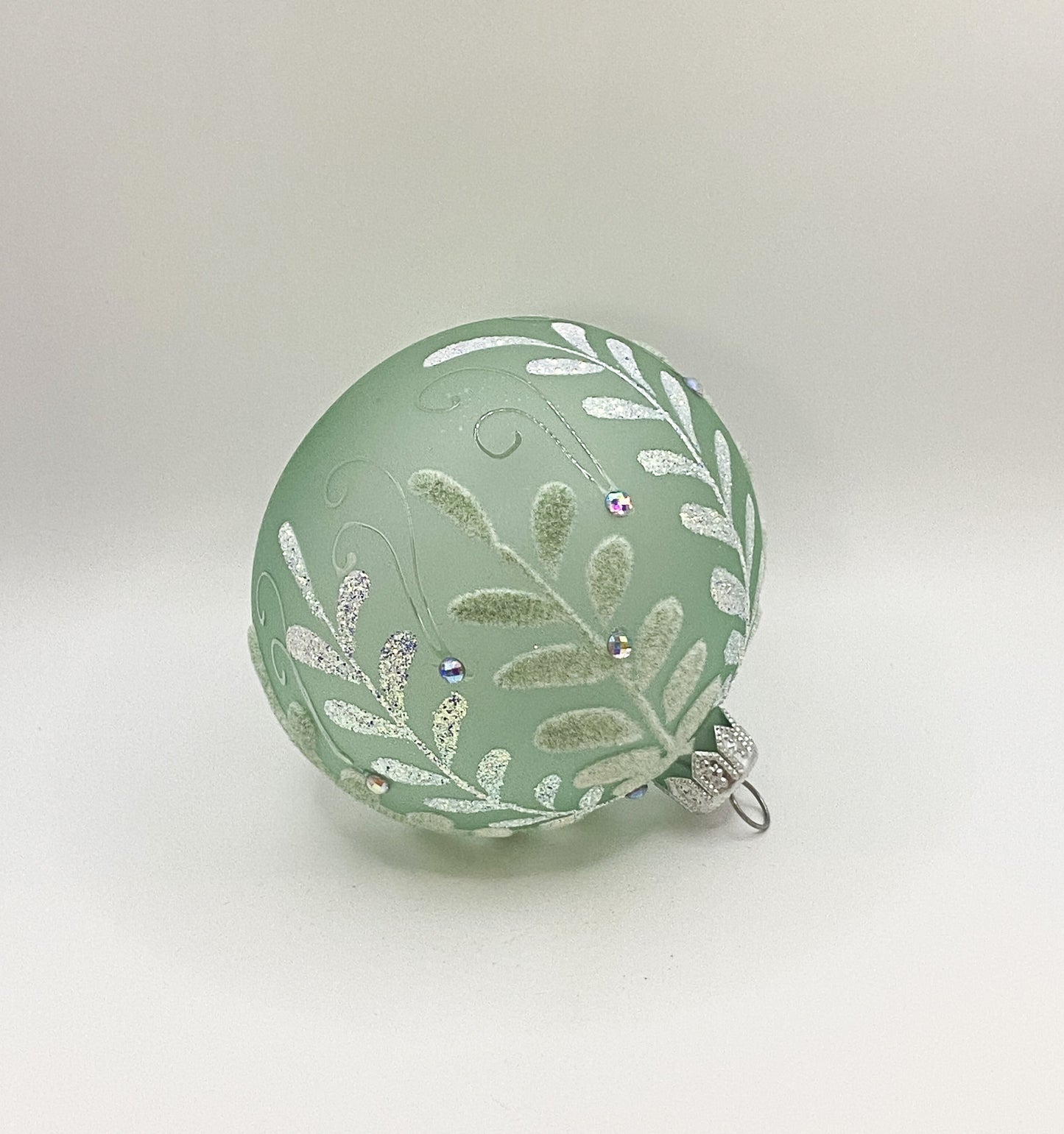 Ball mint green transparent with white leaves