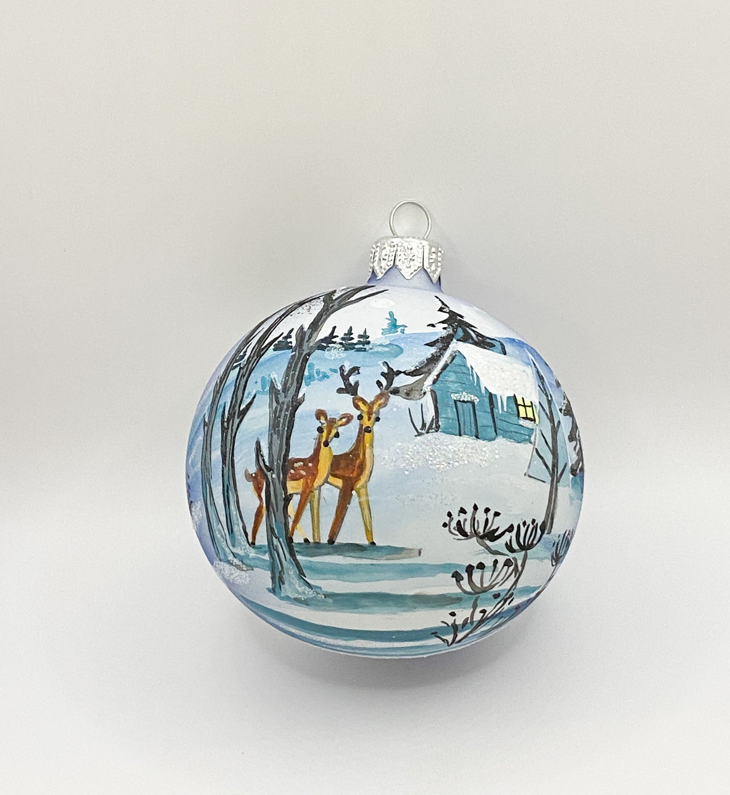 Kugel mit zwei Rehen in Winterlandschaft