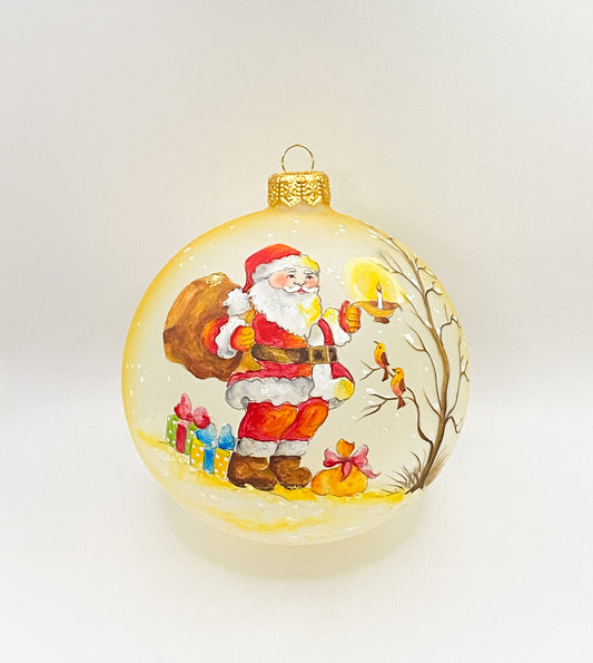 Kugel Weihnachtsmann bei den Vögeln im Wald