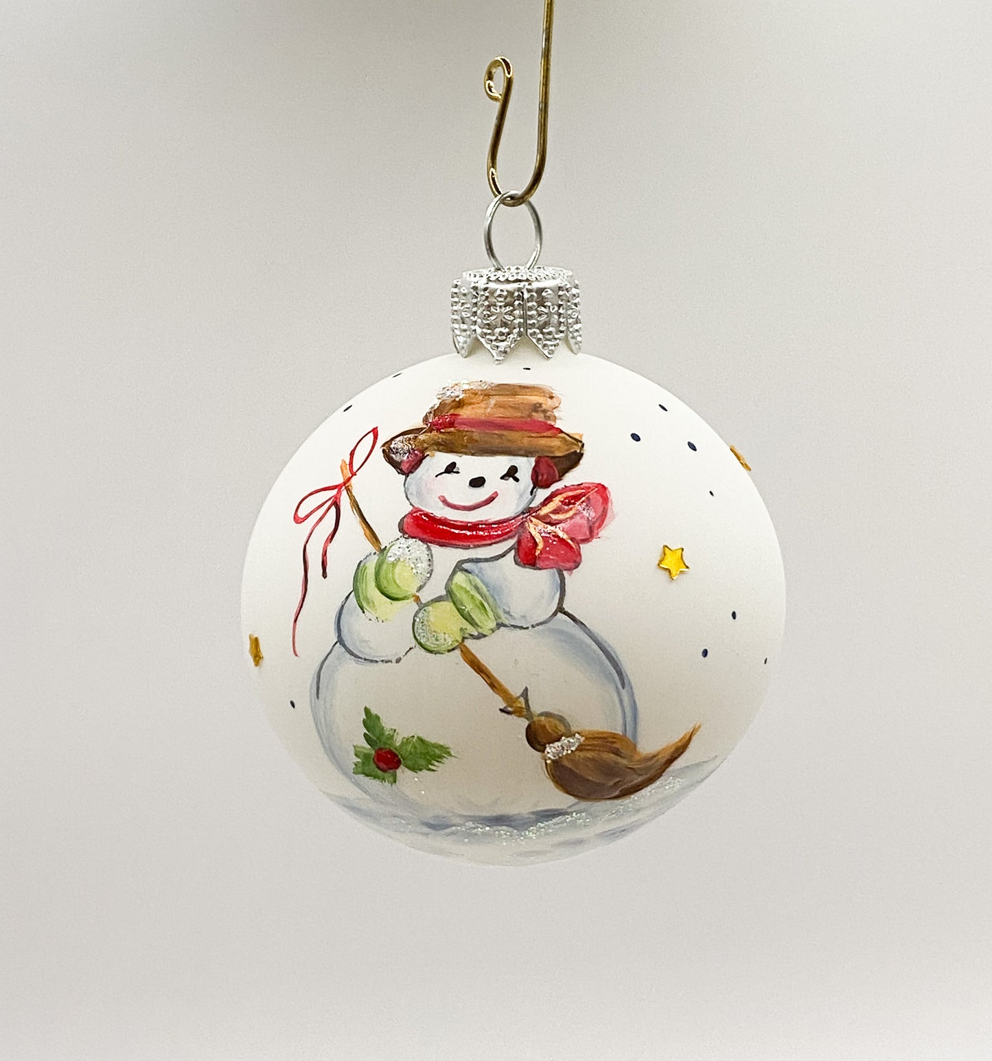 Kugel Schneemann mit Besen und rotem Schal