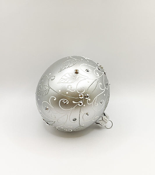 Kugel silber matt mit Blätterranken-Motiv