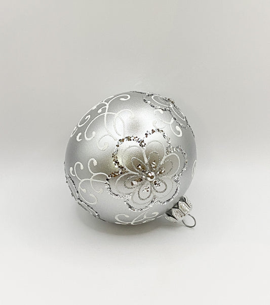 Kugel silber matt mit Blumenmuster