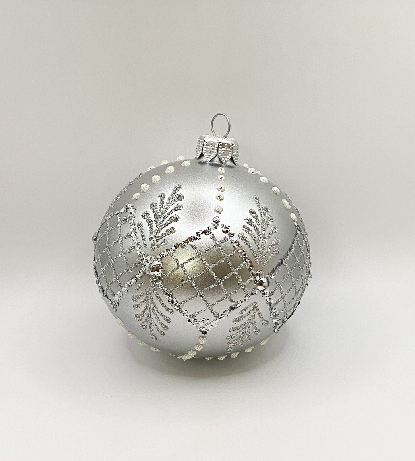 Ball silver matt with grid pattern