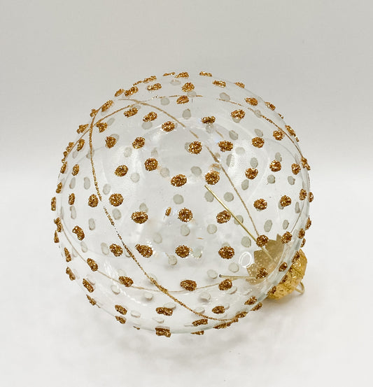 Transparente Kugel mit goldenen Glitzer-Tupfen