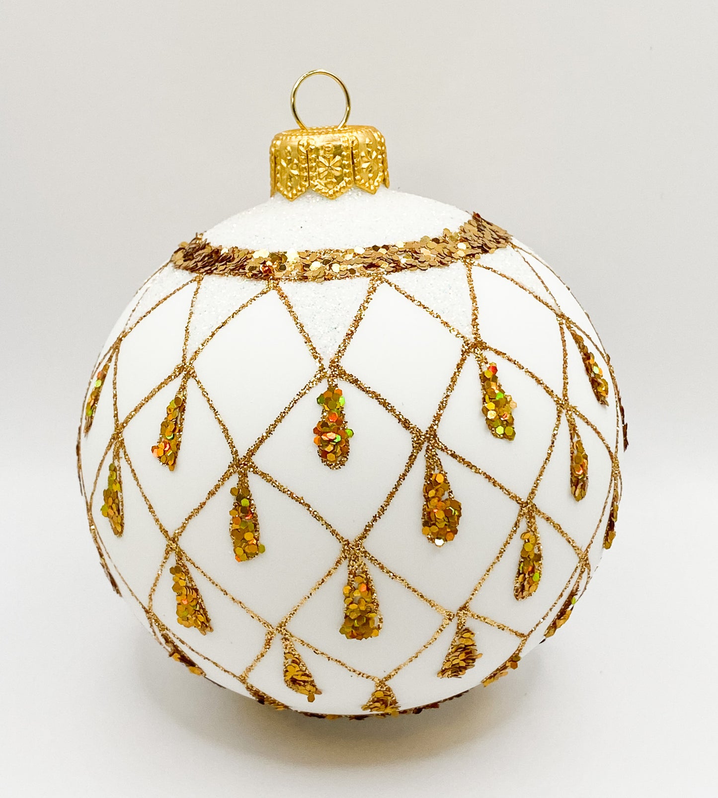 Weisse Kugel mit Gold-Gittermuster