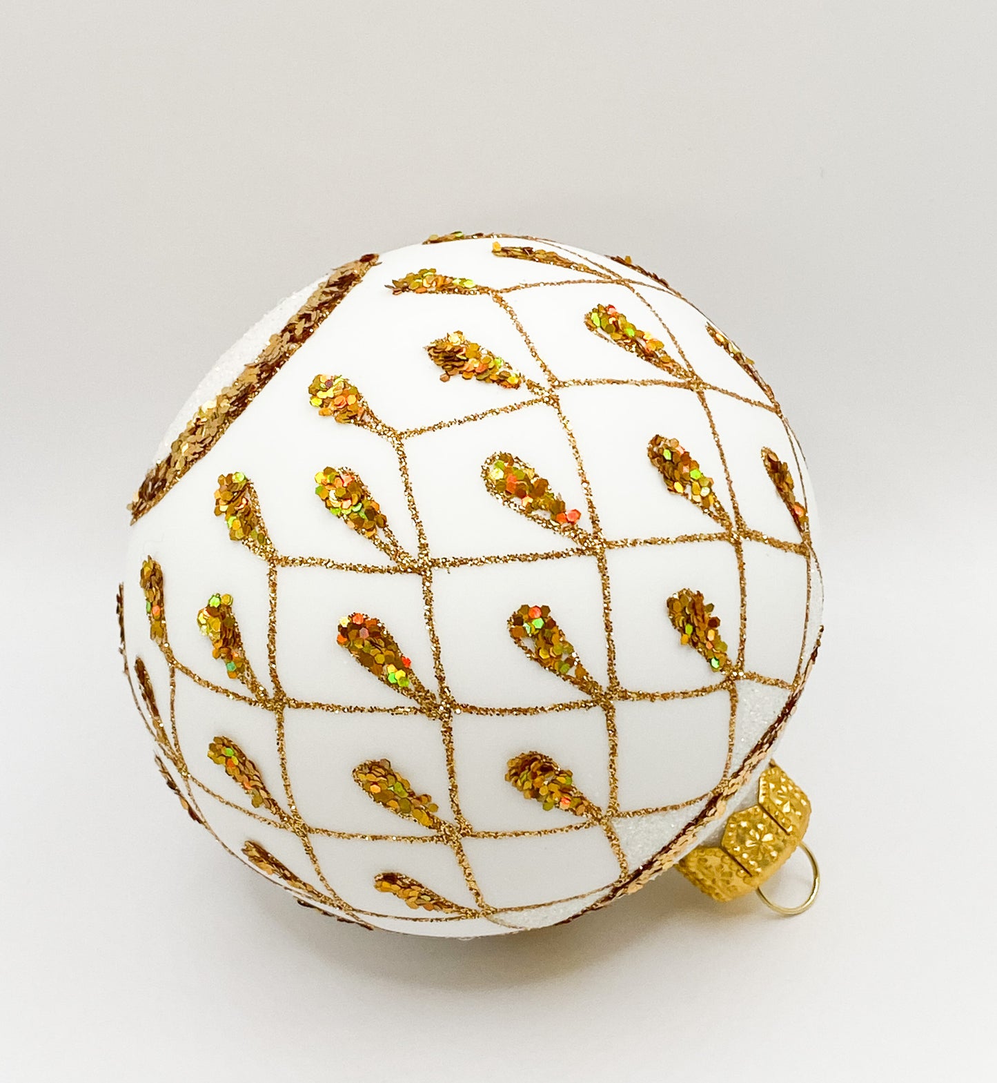 Weisse Kugel mit Gold-Gittermuster
