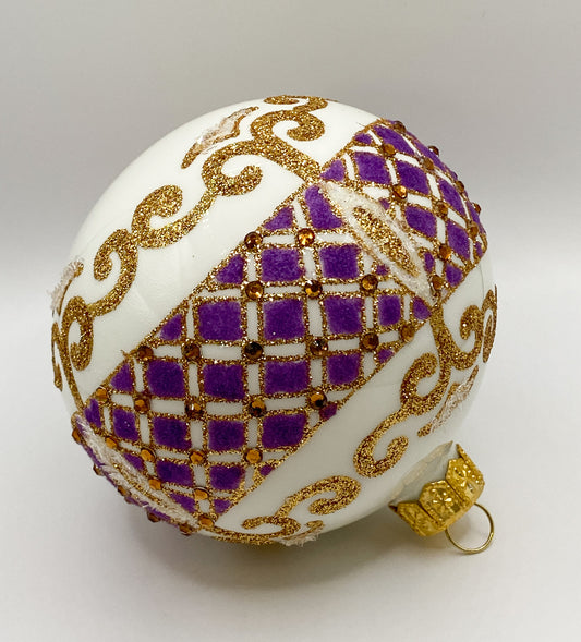 Weisse Kugel mit lila und goldener Verzierung
