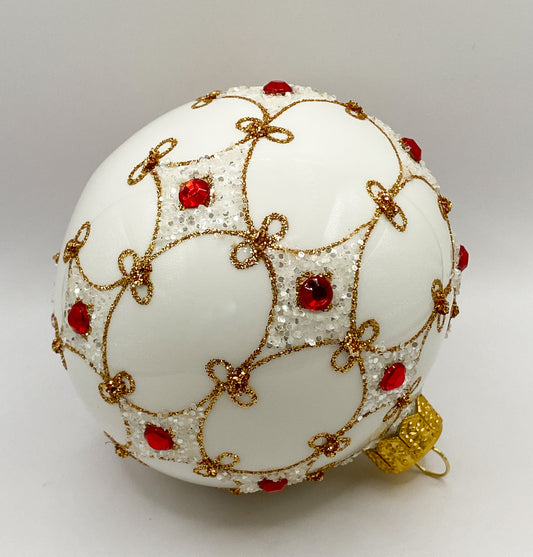 Weisse Kugel mit goldener Verzierung und roten Schmucksteinen