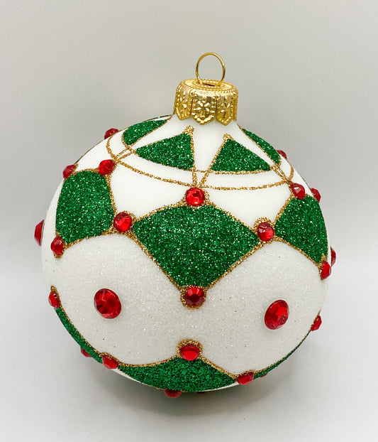 Weisse Kugel mit grünem Motiv und roten Schmucksteinen
