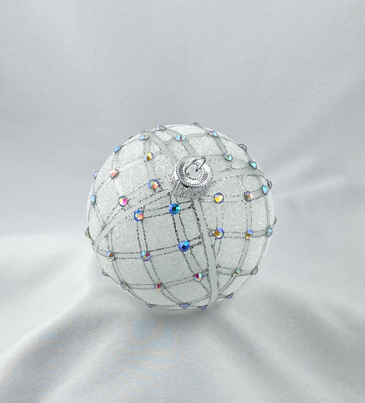 Kugel weiss transparent mit geometrischem Muster und irisierenden Schmucksteinen