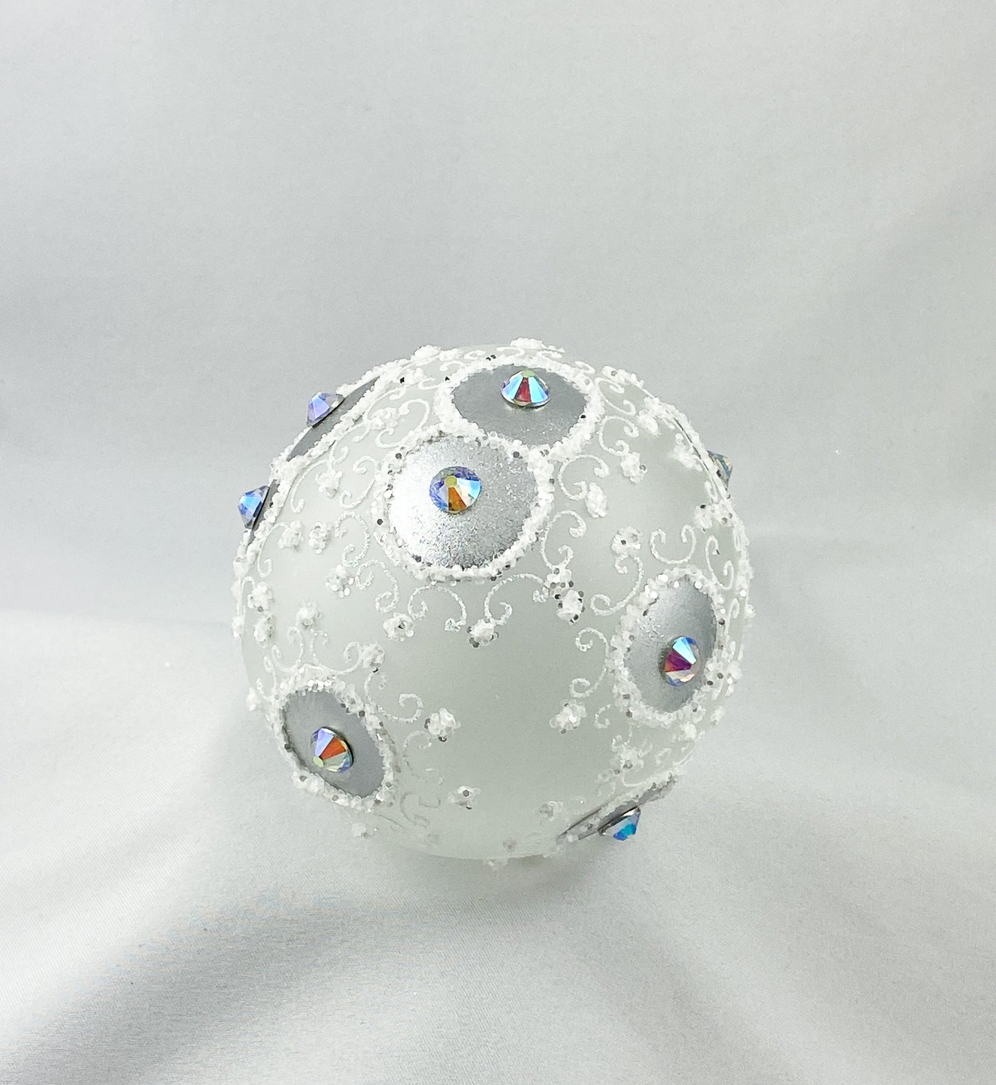Kugel weiss transparent mit weissem Rocaille-Motiv