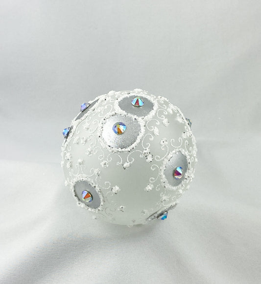 Kugel weiss transparent mit weissem Rocaille-Motiv