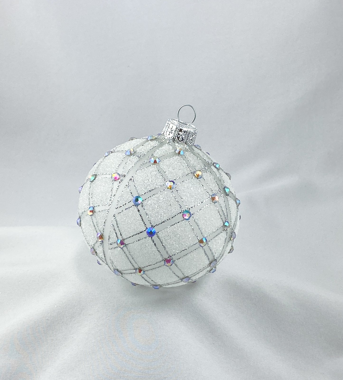 Kugel weiss transparent mit geometrischem Muster und irisierenden Schmucksteinen