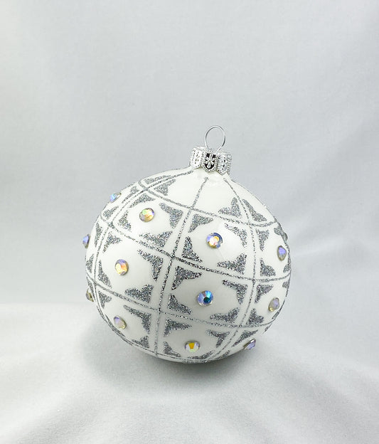 Kugel weiss mit geometrischem Muster und irisierenden Schmucksteinen