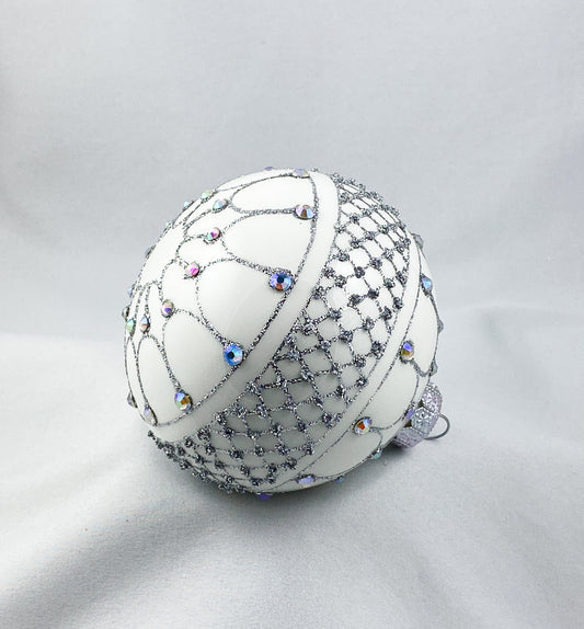 Kugel weiss mit barockem Silber-Dekor und irisierenden Schmucksteinen