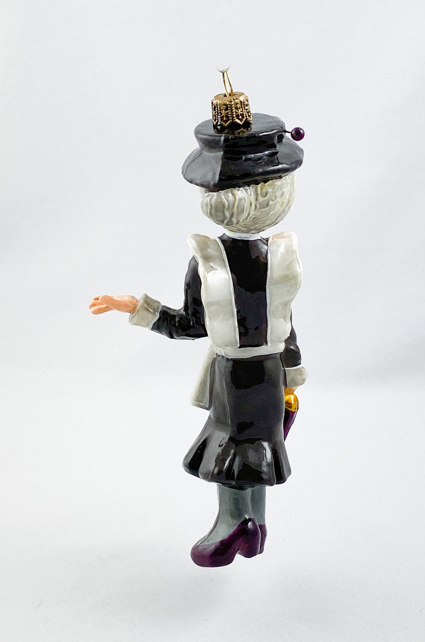 Chapeau-Chlaque, old woman, and rat Lariska, in wooden box, AtlasArt