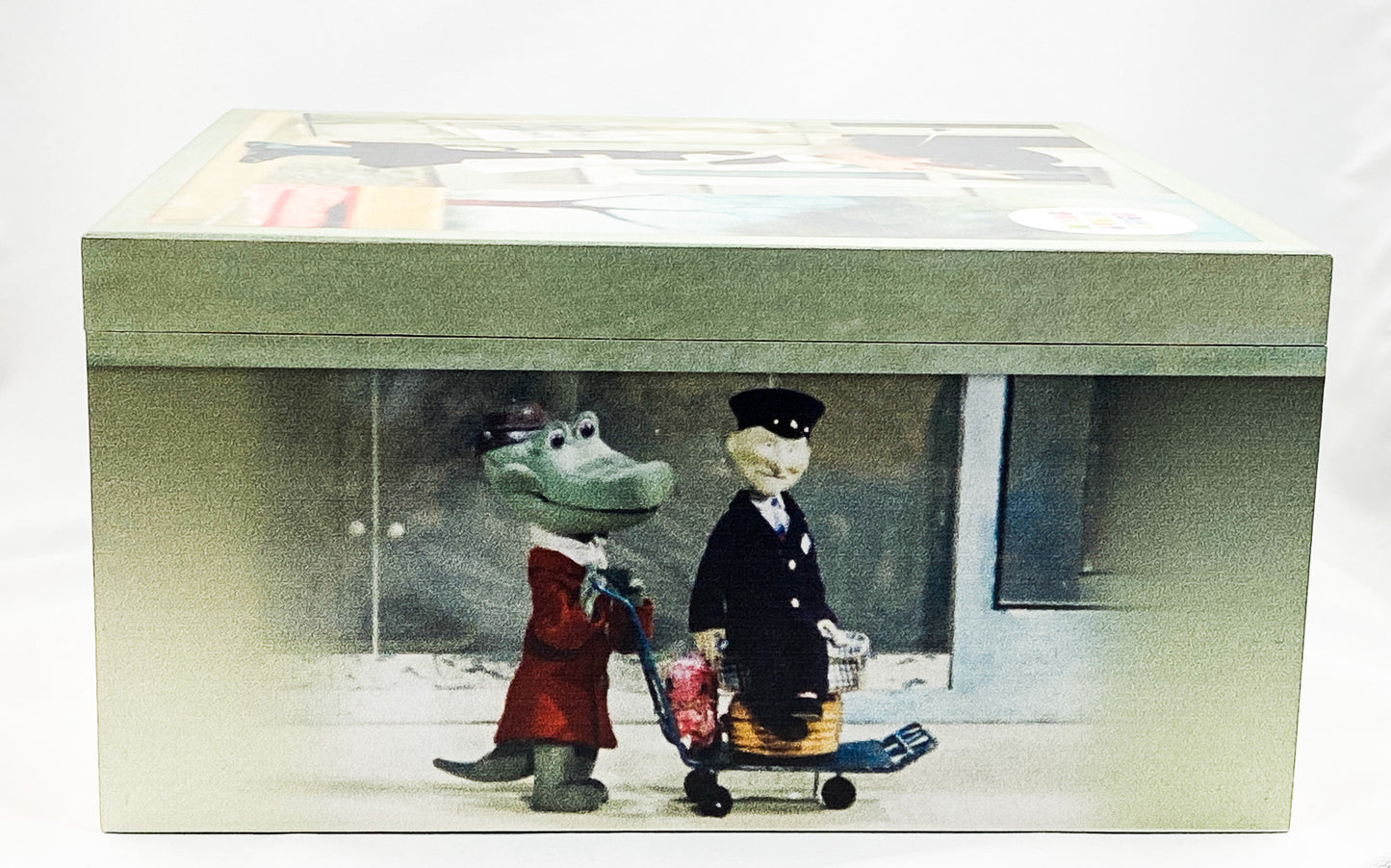 Chapeau-Chlaque, old woman, and rat Lariska, in wooden box, AtlasArt