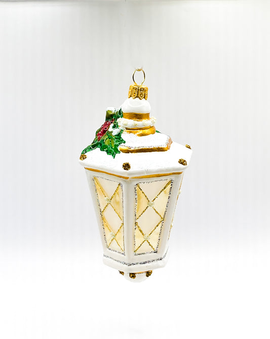 Weisse Laterne mit Stechpalmen-Dekoration