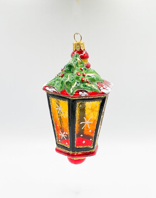 Rote Laterne mit Stechpalmen-Dekoration