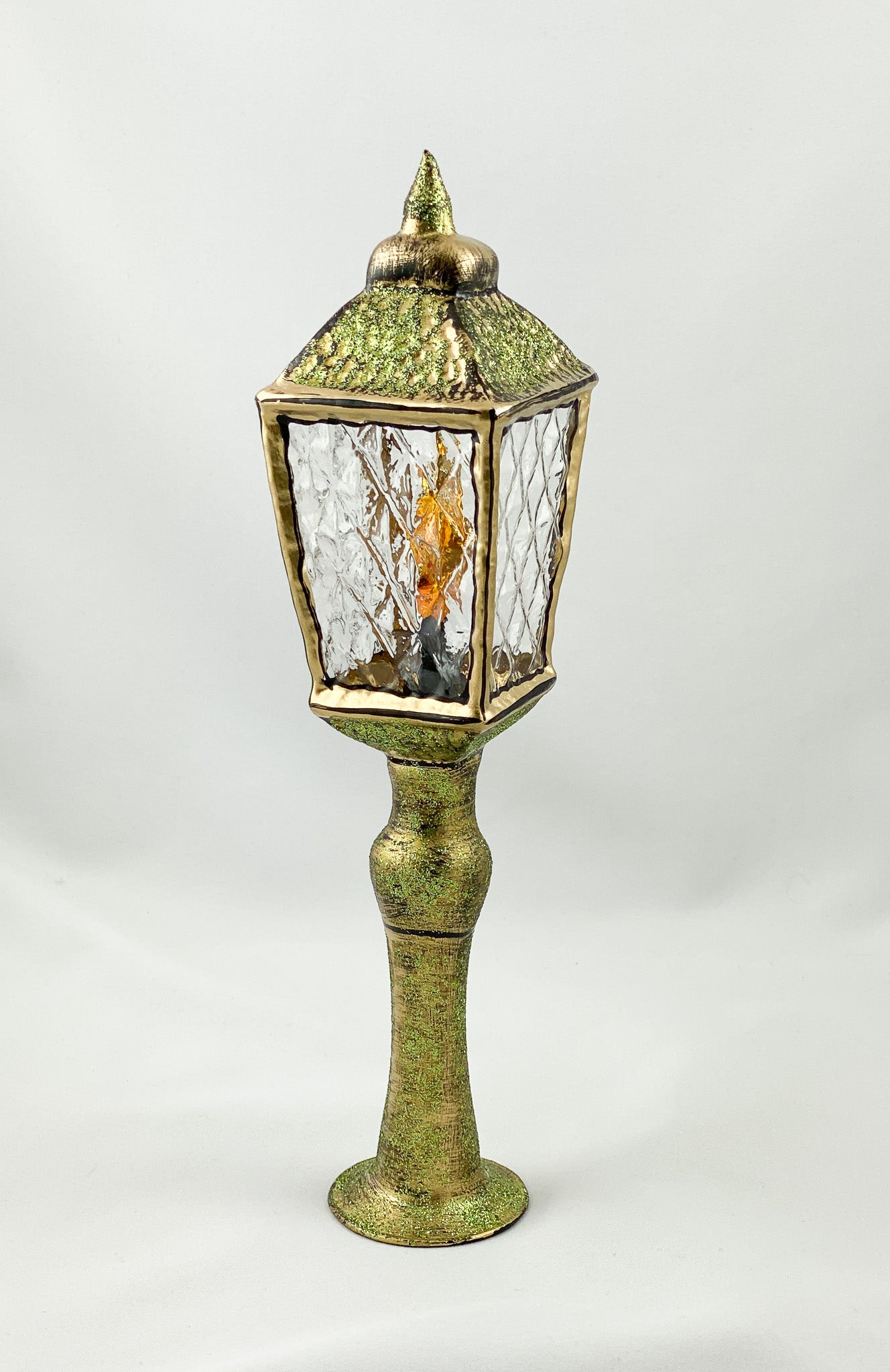 Grosse goldene Laterne mit Kerze zum Stellen