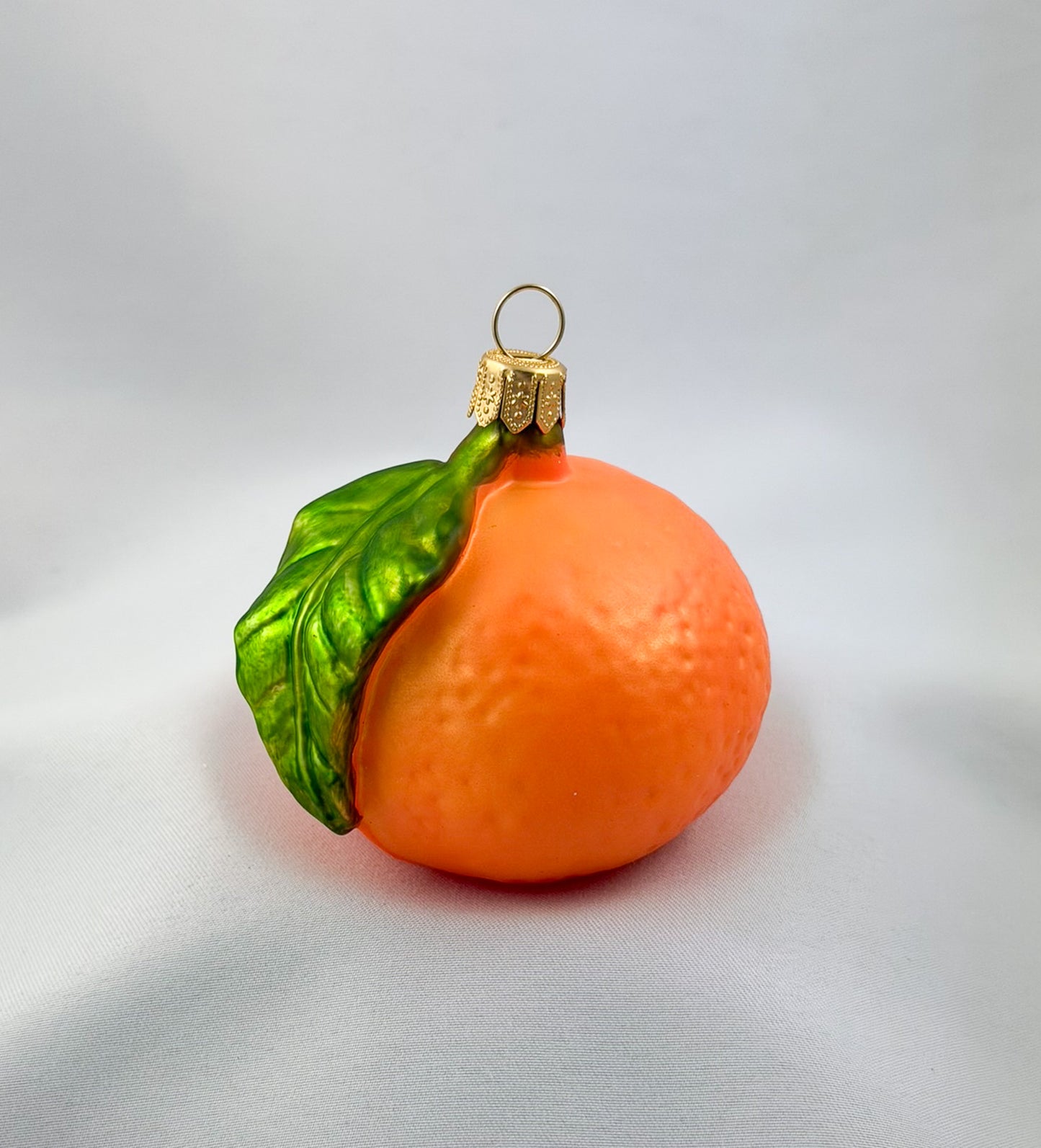 Mandarine mit grünem Blatt