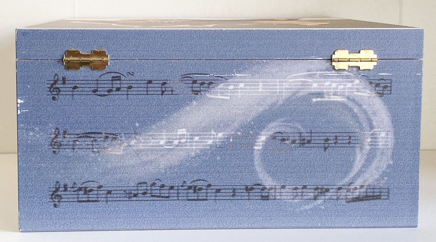 Das Mädchen und der Bär musizieren zusammen, AtlasArt