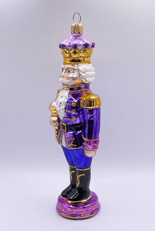Nussknacker-König mit violette Jacke