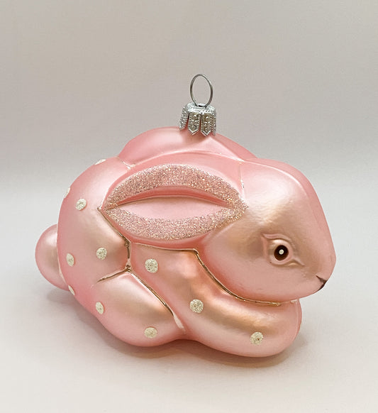 Rosa Osterhase mit weissen Punkten