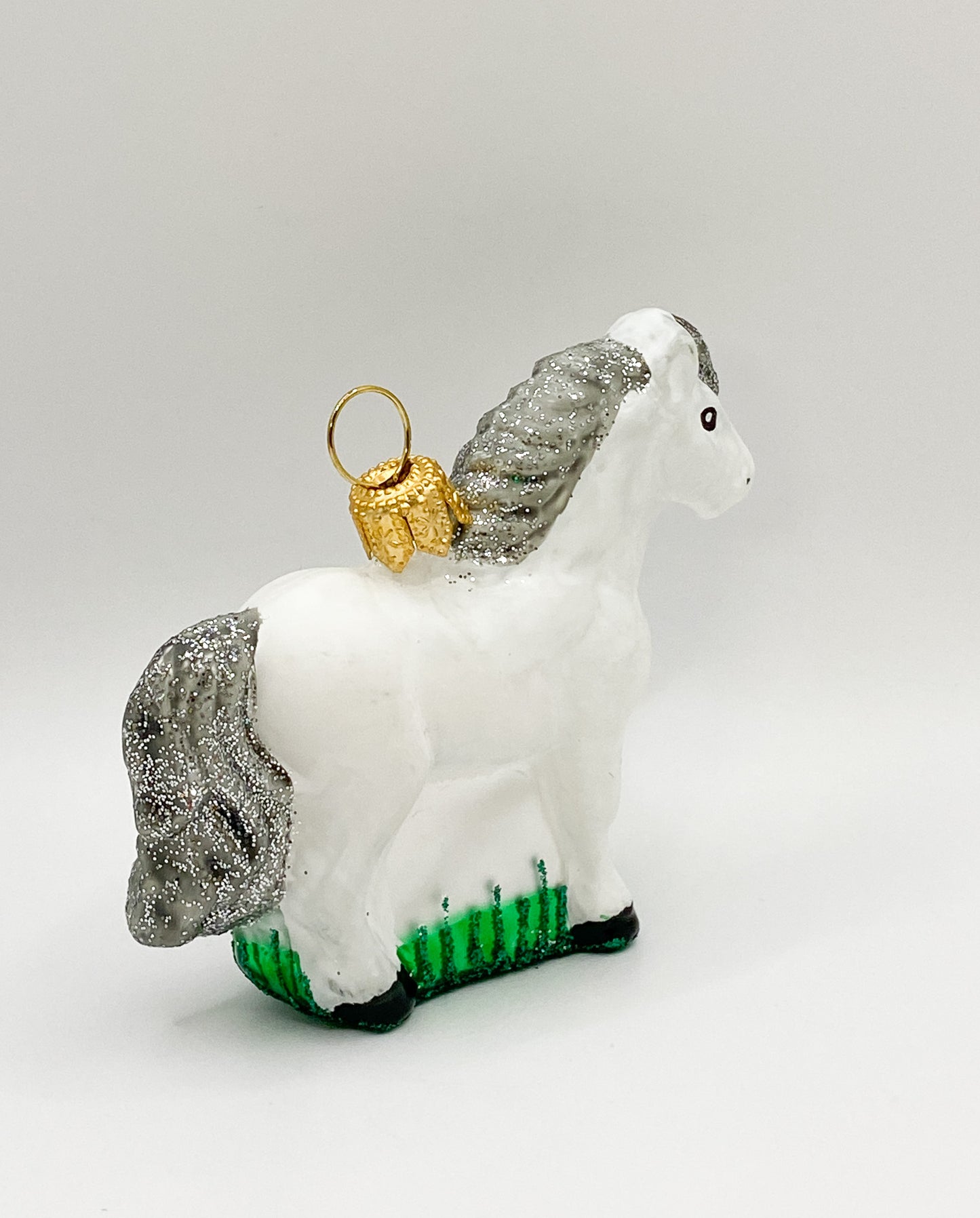 Kleines weisses Pferd
