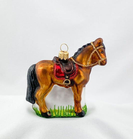 Braunes Pferd mit roter Satteldecke