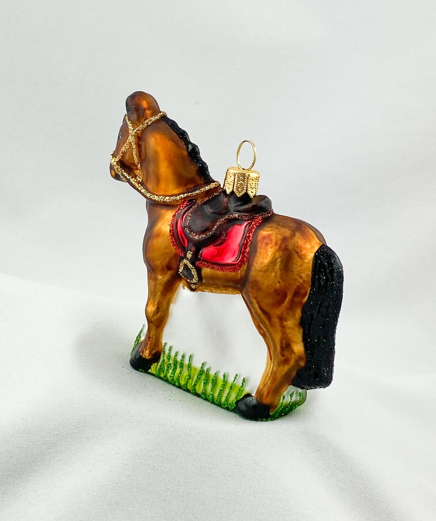 Braunes Pferd mit roter Satteldecke