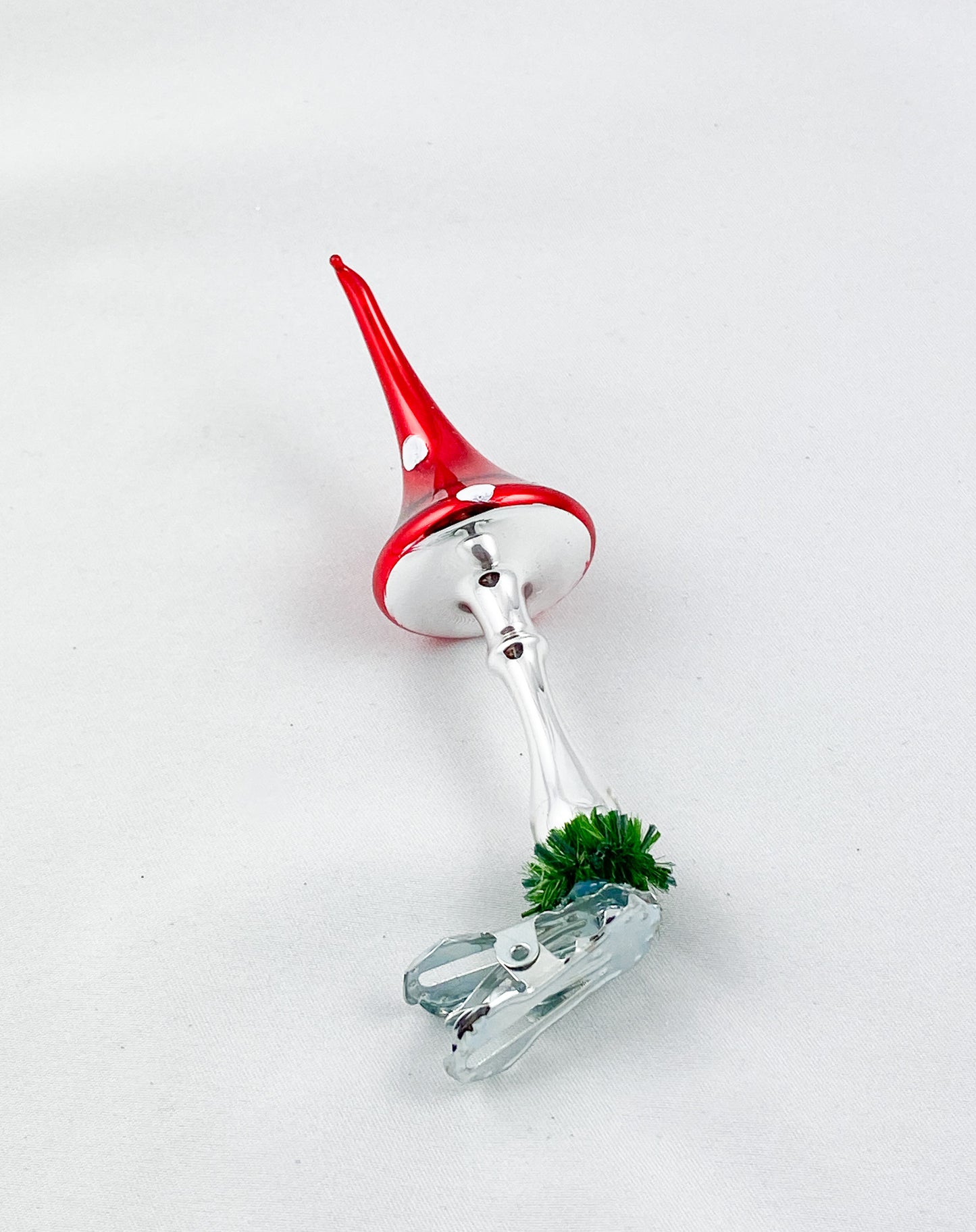 Fliegenpilz mit spitzem Hut auf Clip