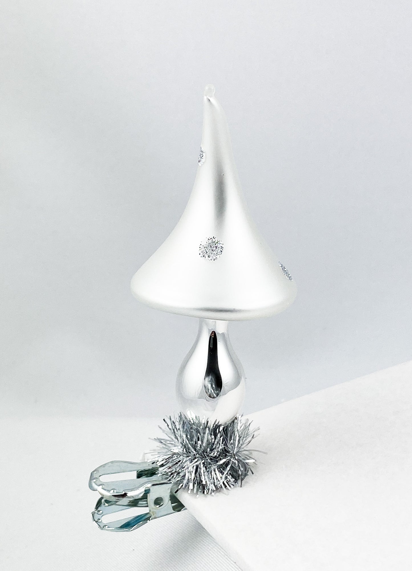 Silberner Pilz mit weissem spitzem Hut auf Clip