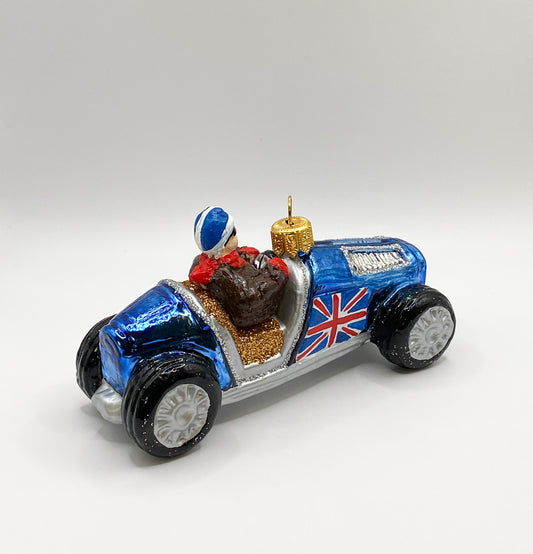 Blaues Oldtimer Rennauto mit britischer Flagge