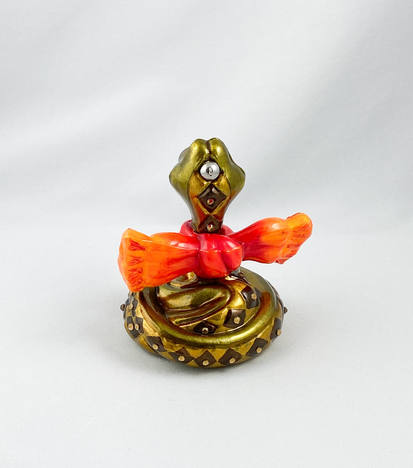 Schlange mit orangem Schal, AtlasArt