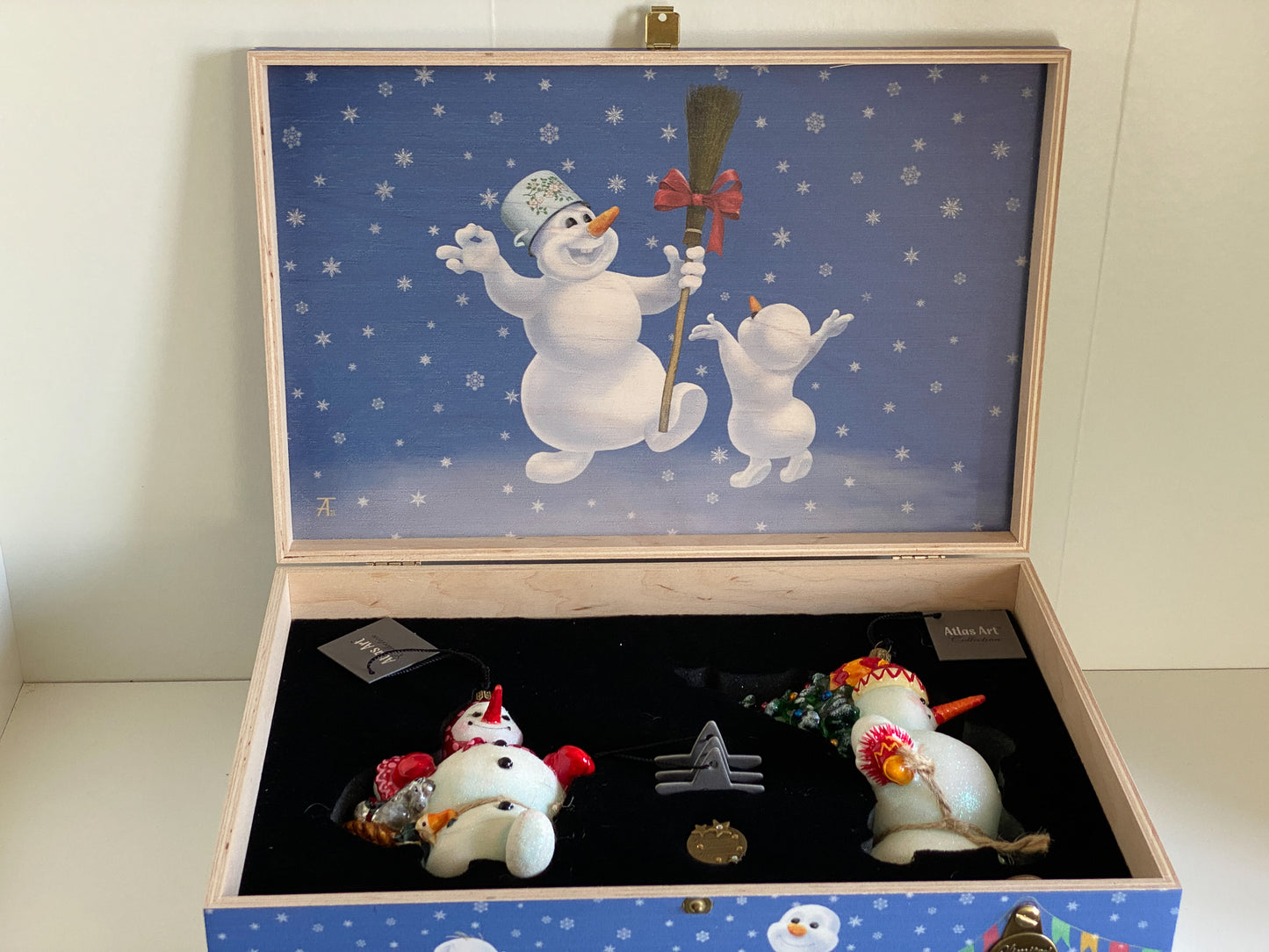 Mama Snowman and Papa Snowman bring the Christmas tree and toys, AtlasArt