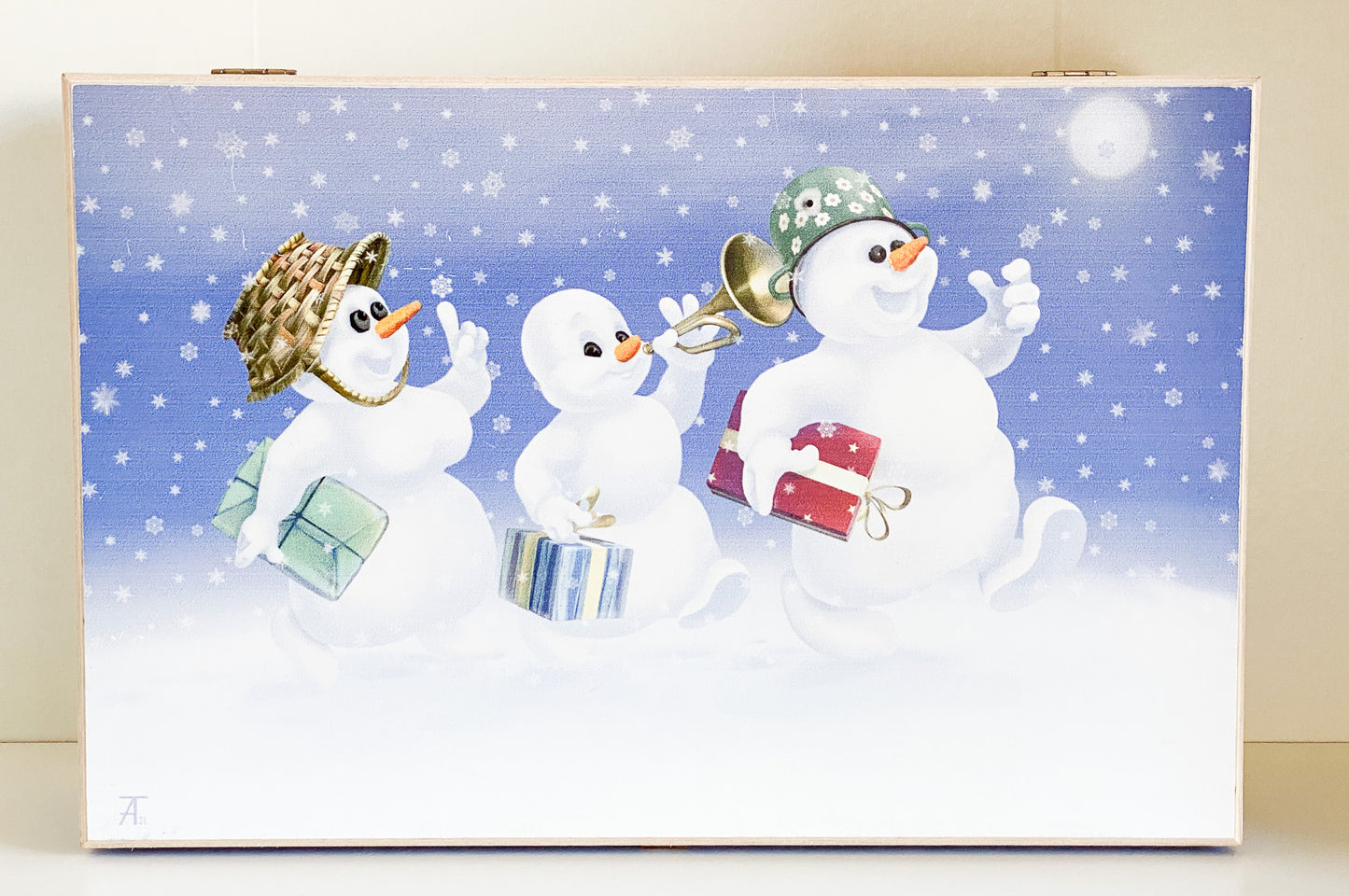 Mama Snowman and Papa Snowman bring the Christmas tree and toys, AtlasArt