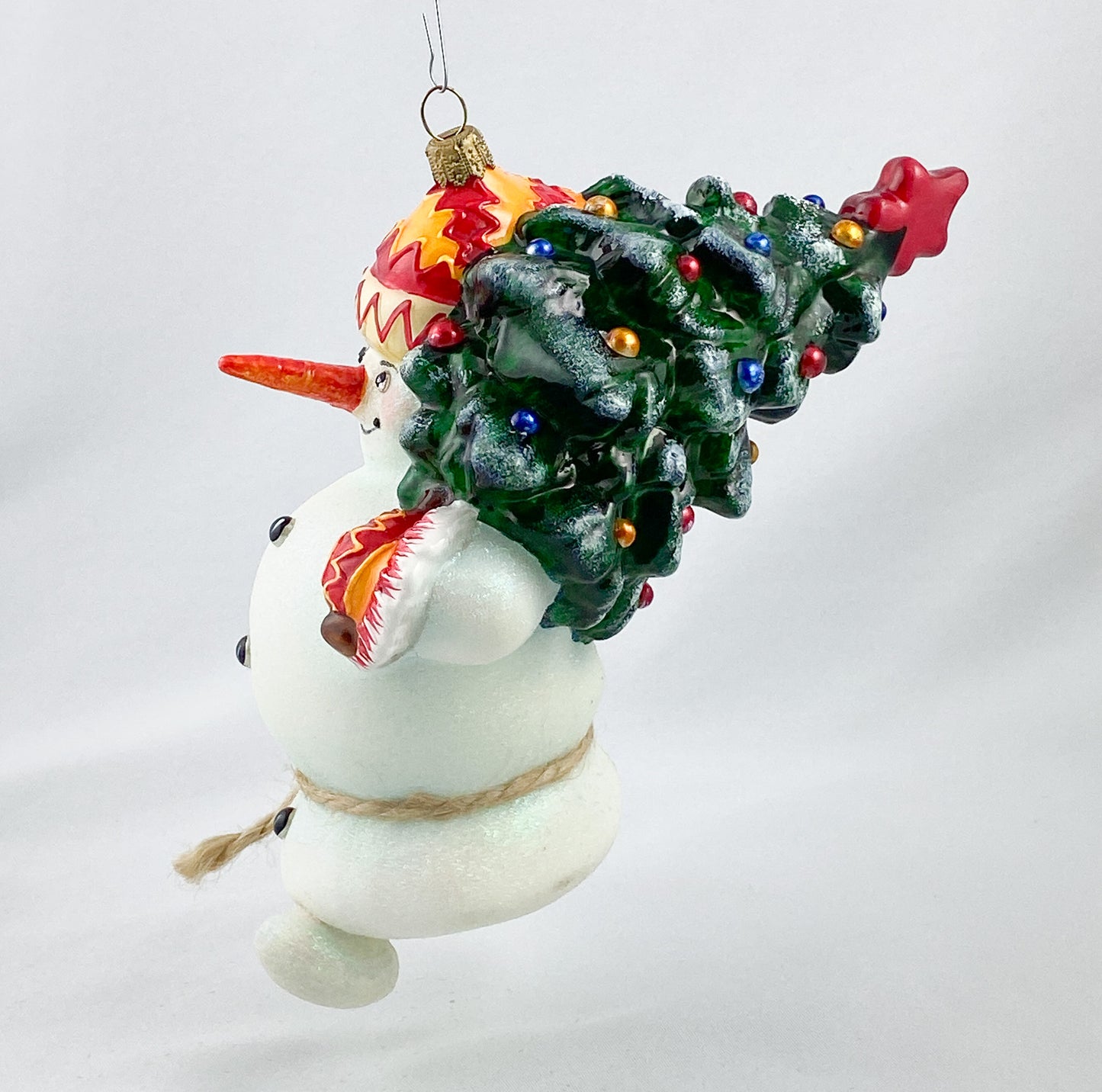 Mama Snowman and Papa Snowman bring the Christmas tree and toys, AtlasArt