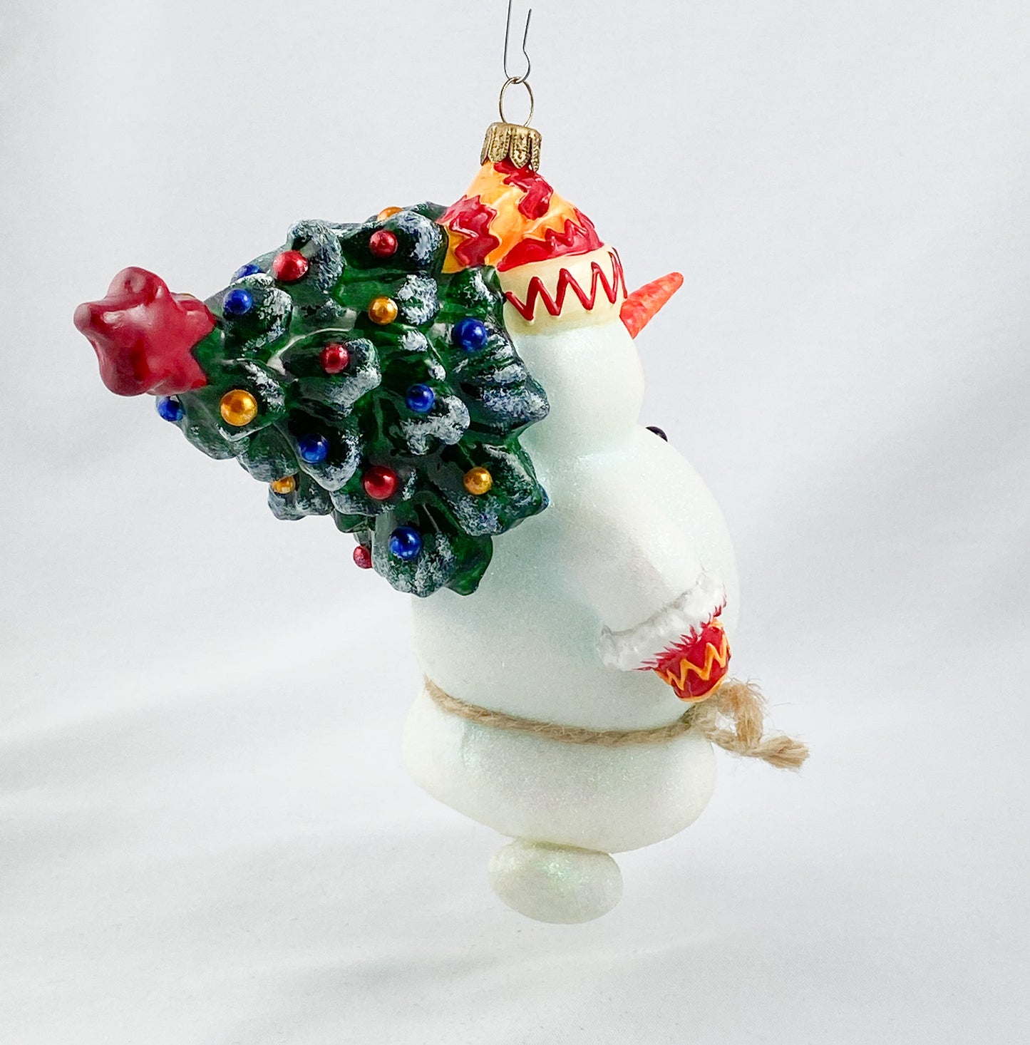 Mama Snowman and Papa Snowman bring the Christmas tree and toys, AtlasArt