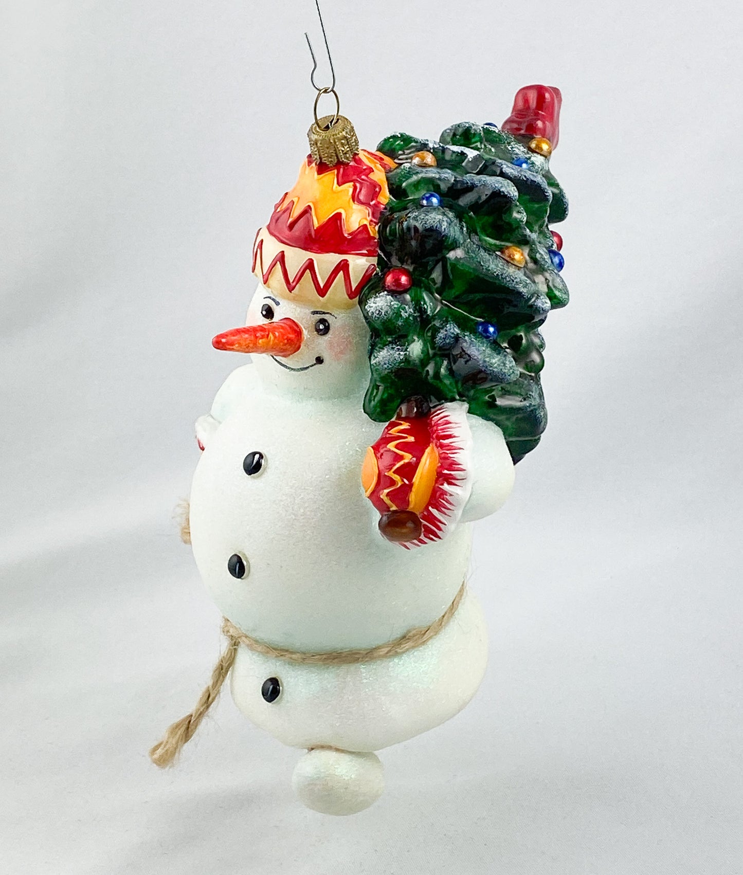 Mama Snowman and Papa Snowman bring the Christmas tree and toys, AtlasArt