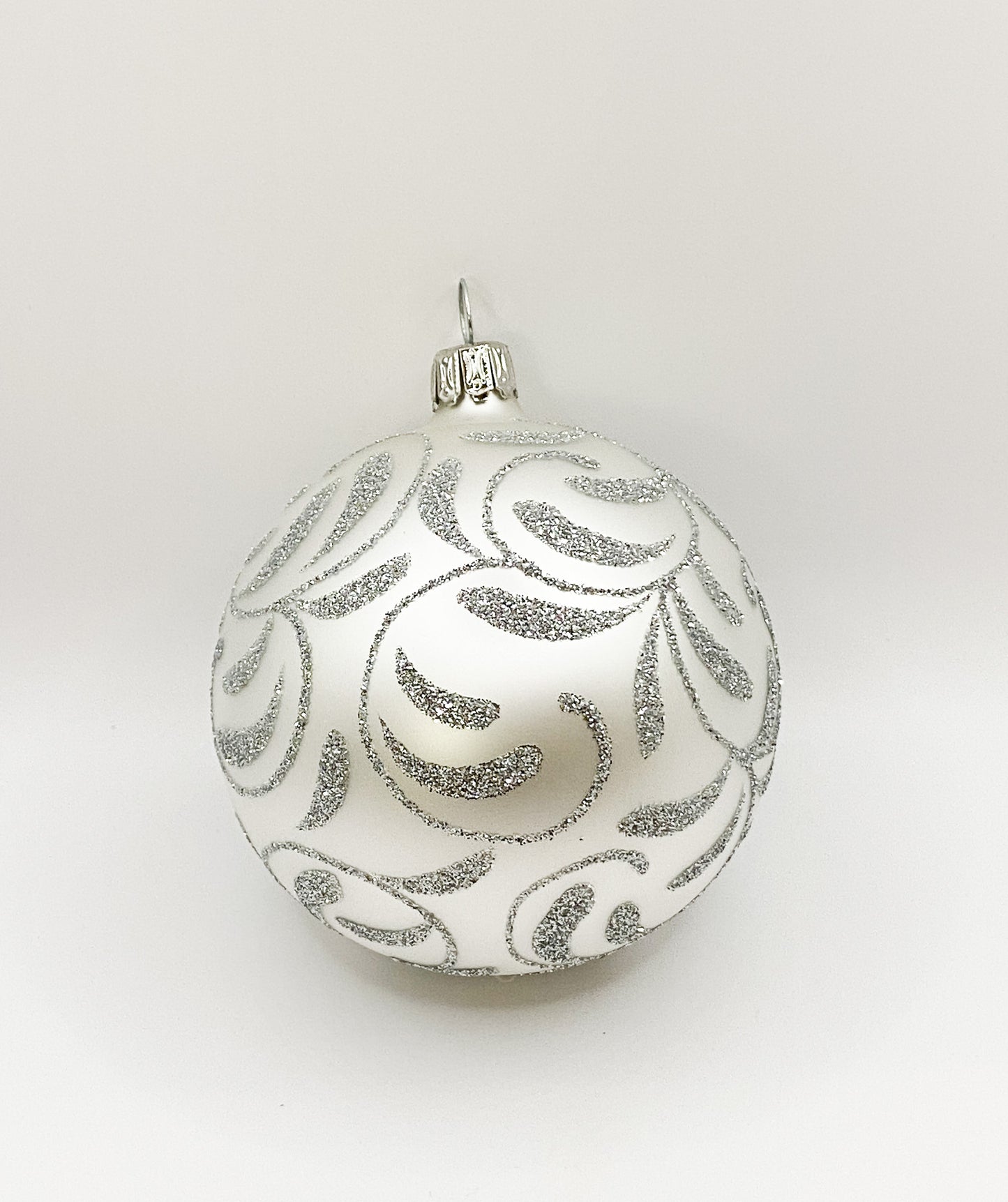 Ball white matt with silver leaf tendrils